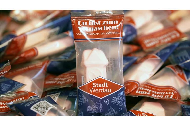 Ein Schaumzucker-Souvenir aus Werdau sorgt für Lacher: Nicht jeder sieht in dem rosafarbenen Stück die historische Uhr der Stadt.