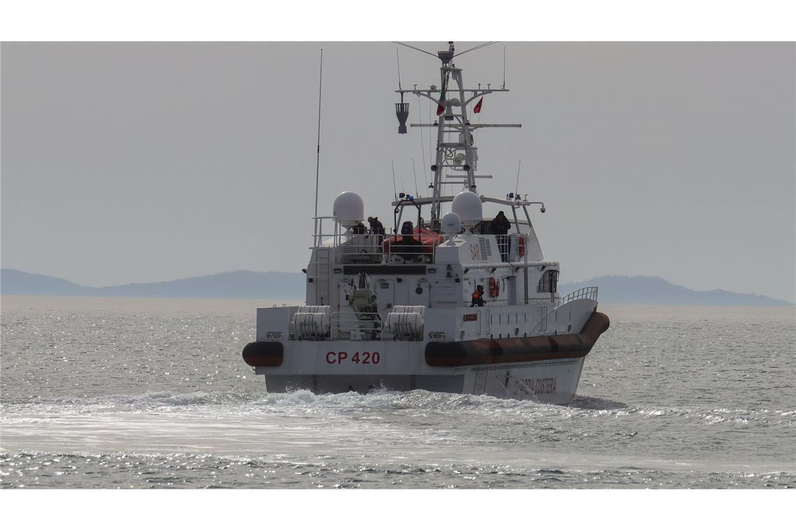 Meloni lässt "Albanien-Modell" überarbeiten Ein Schiff der italienischen Küstenwache bringt eine Gruppe von 43 Migranten aus Albanien nach Italien. (Archivbild)