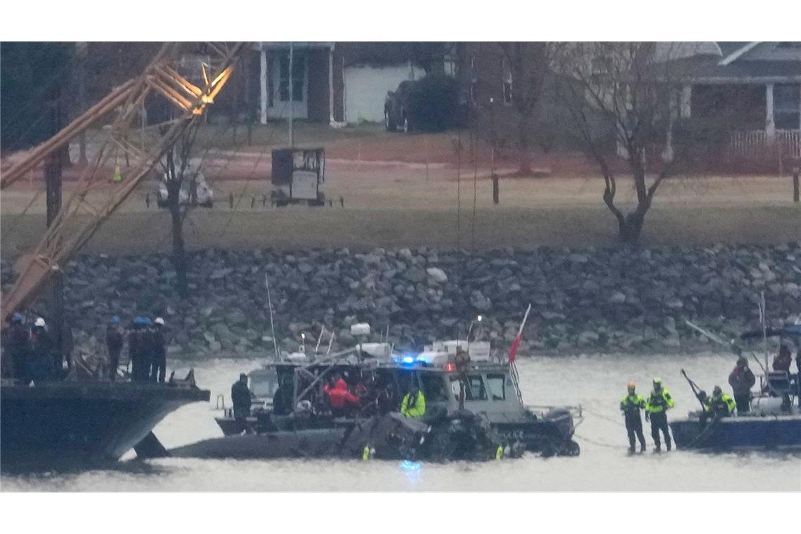 Bilder des Tages Ein Schiff der Küstenwache arbeitet mit einem Kran am Wracks eines Black-Hawk-Hubschraubers im Potomac River. Ein Passagierflugzeug und ein Militärhubschrauber sind dort nach einer Kollision in der Luft abgestürzt.