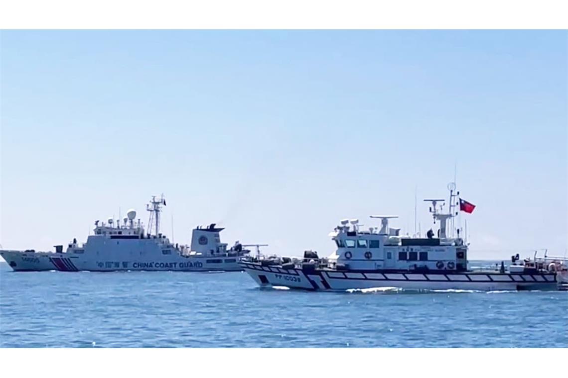 Ein Schiff der Küstenwache von Taiwan fährt an einem Schiff der chinesischen Küstenwache vorbei. Um die demokratisch regierte Insel führt das Militär Chinas immer wieder militärische Manöver durch. Die Situation ist angespannt.
