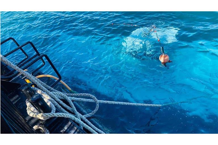 Ein Schiff hat ie Rettungsstelle für das  gesunkene Touristen-U-Boot im Roten Meer vor der Küste von Hurghada ausgeworfen.