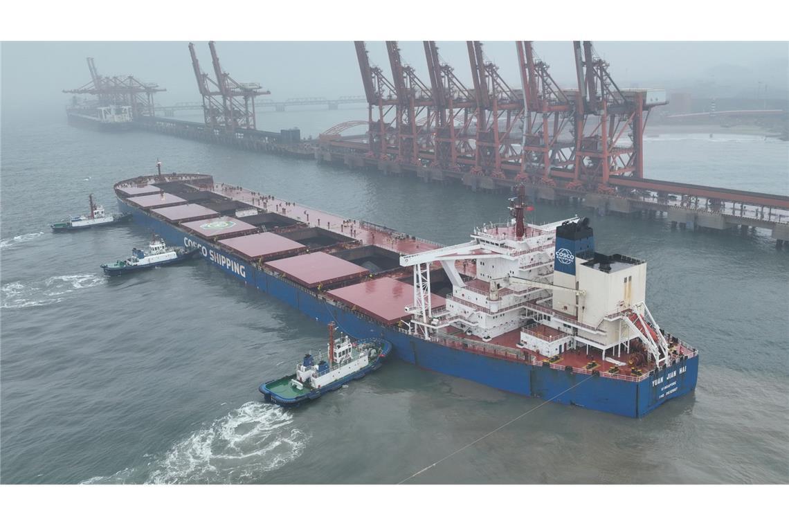 Ein Schiff mit brasilianischem Eisenerz legt im Hafen von Tangsahn an. Chinas Konkuntur hat im April Schwung verloren.