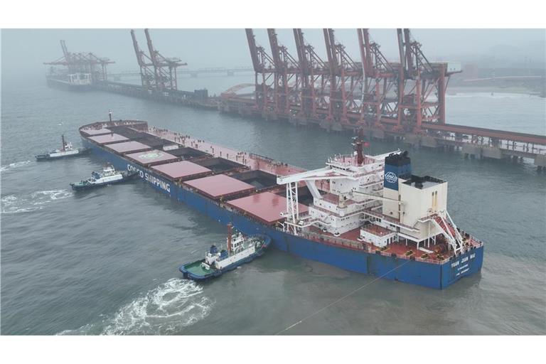 Ein Schiff mit brasilianischem Eisenerz legt im Hafen von Tangsahn an. Chinas Konkuntur hat im April Schwung verloren.