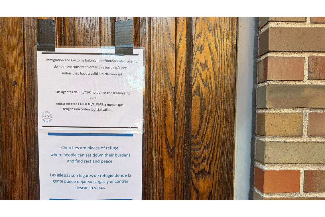 Wie sich Chicago gegen Trumps Abschiebepolitik stemmt Ein Schild am Hintereingang der Augustana Lutheran Church weist darauf hin, dass Beamte der US-Polizei- und Einwanderungsbehörde (ICE) ohne richterlichen Beschluss keinen Zutritt haben.