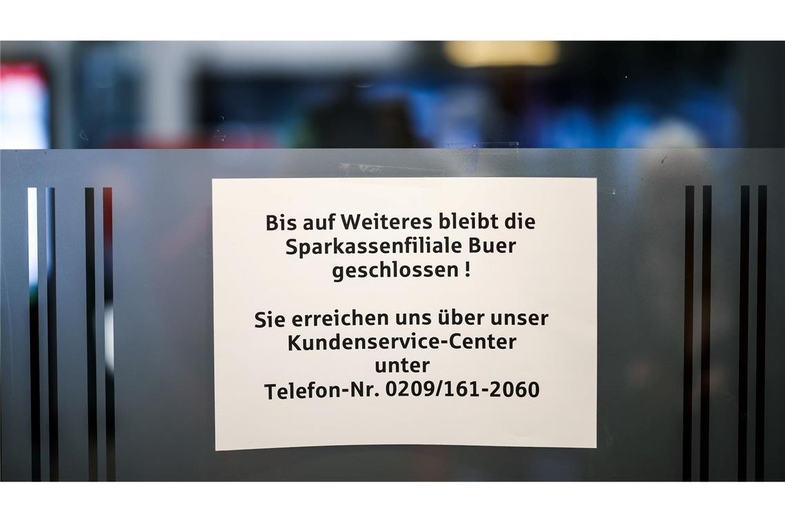 Ein Schild informiert die Kunden der Bank darüber, dass die Filiale bis auf Weiteres geschlossen bleibt.