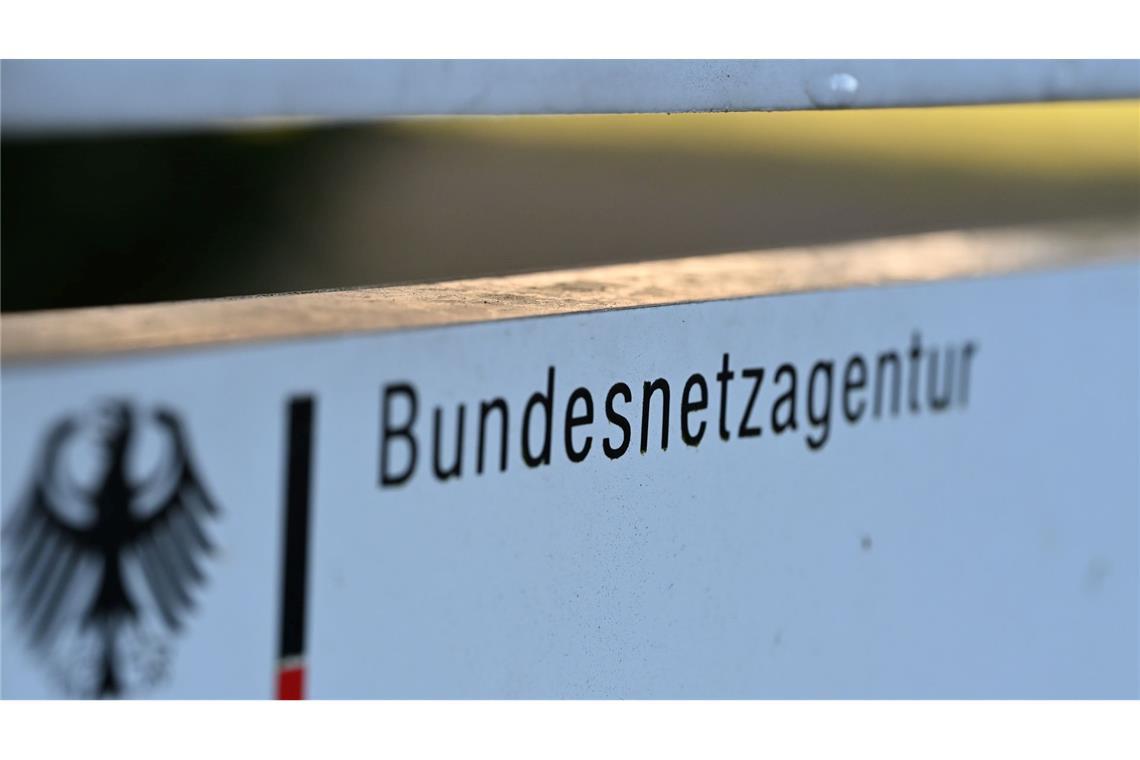 Mehr Beschwerden über unerlaubte Telefonwerbung Ein Schild mit dem Schriftzug "Bundesnetzagentur" steht auf dem Gelände der Zentrale der Bonner Bundesbehörde.