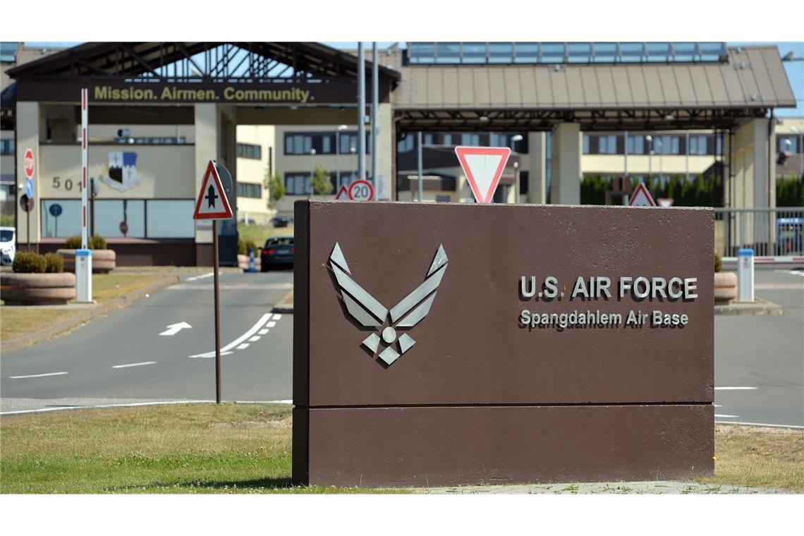Ein Schild mit dem Schriftzug «U.S. Air Force Spangdahlem Air Base» weist auf den US-Militärflughafen hin. (zu dpa: «Militärflugzeug in der Eifel abgestürzt»)