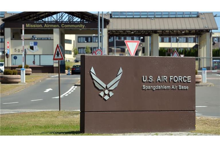 Ein Schild mit dem Schriftzug «U.S. Air Force Spangdahlem Air Base» weist auf den US-Militärflughafen hin. (zu dpa: «Militärflugzeug in der Eifel abgestürzt»)