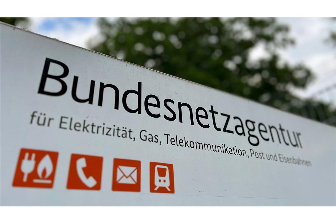 Rechtsstreit um Mobilfunk-Auktion geht in die Verlängerung Ein Schild mit der Aufschrift "Bundesnetzagentur" steht vor dem Eingang des Dienstsitzes der Regulierungsbehörde.