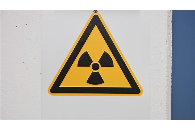 Ein Schild mit der Aufschrift "radioaktiv" hängt im Labor im Bundesamt für Strahlenschutz .