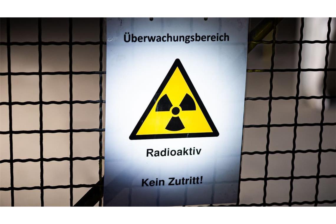 Ein Schild mit der Aufschrift „Überwachungsbereich – Radioaktiv – Kein Zutritt“ hängt in der Schachtanlage Asse II im Landkreis Wolfenbüttel an einem Zaun. (Archivbild)
