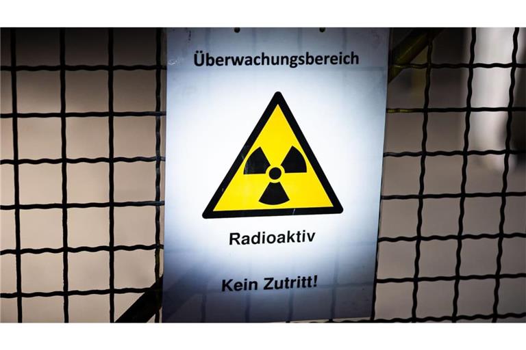 Ein Schild mit der Aufschrift „Überwachungsbereich – Radioaktiv – Kein Zutritt“ hängt in der Schachtanlage Asse II im Landkreis Wolfenbüttel an einem Zaun. (Archivbild)