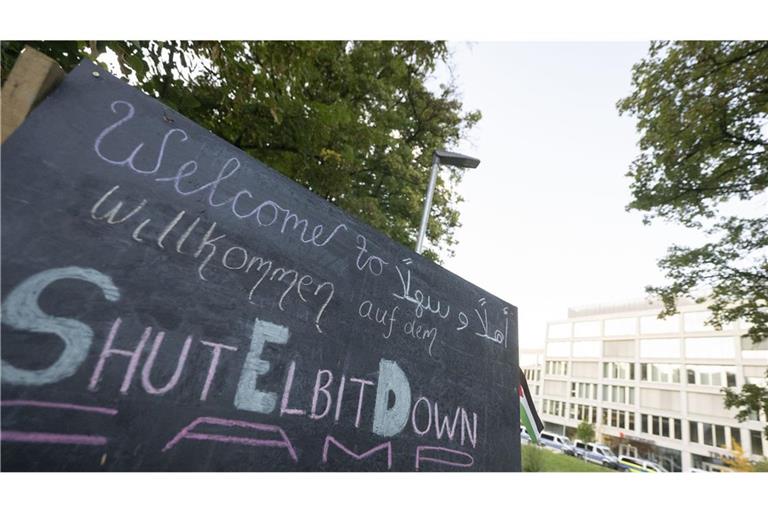 Ein Schild mit der Aufschrift «Willkommen auf dem ShutElbitDown Camp!» steht auf einem Protestcamp vor einem Bürogebäude (Archivbild).