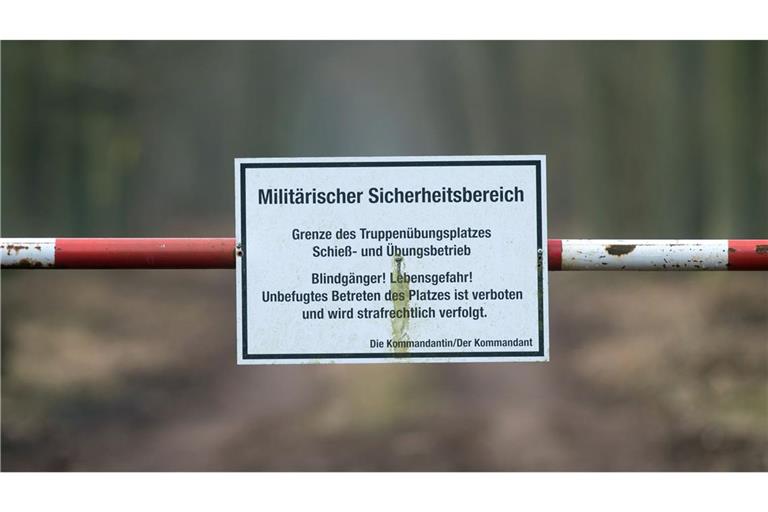 Ein Schild mit der Überschrift „Militärischer Sicherheitsbereich“ weist auf das Betretungsverbot eines Truppenübungsplatzes hin. Über einem Militärgelände wurde eine Drohne abgeschossen (Symbolfoto).