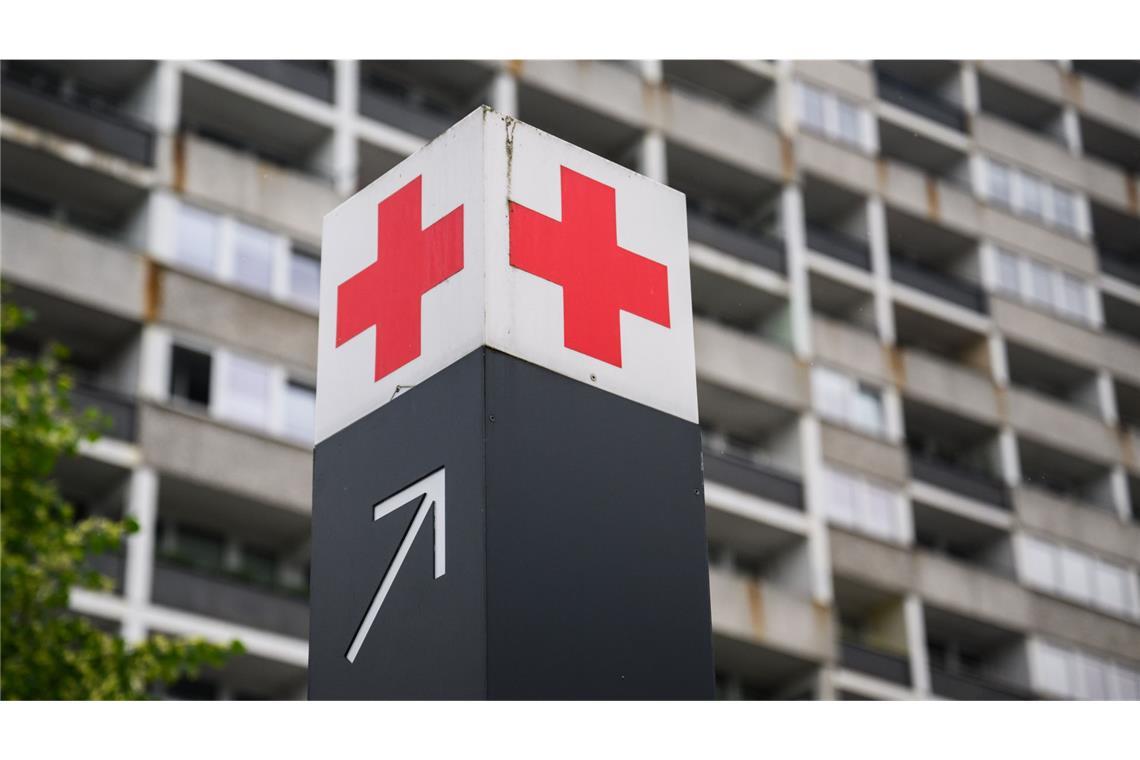 Wirtschaftliche Situation vieler Kliniken ist desaströs Ein Schild mit einem roten Kreuz weist den Weg zur Notaufnahme des KRH Klinikum Region Hannover Klinikum Siloah.