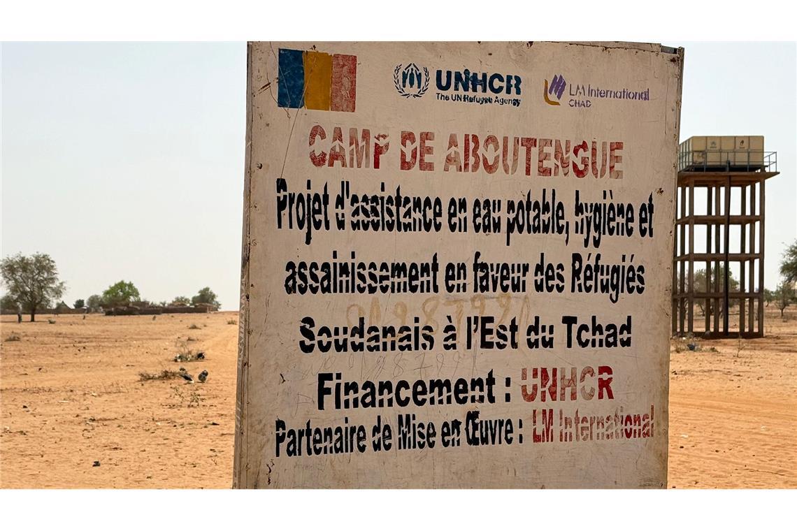 Ein Schild steht am Eingang des Flüchtlingslagers Aboutengé.
