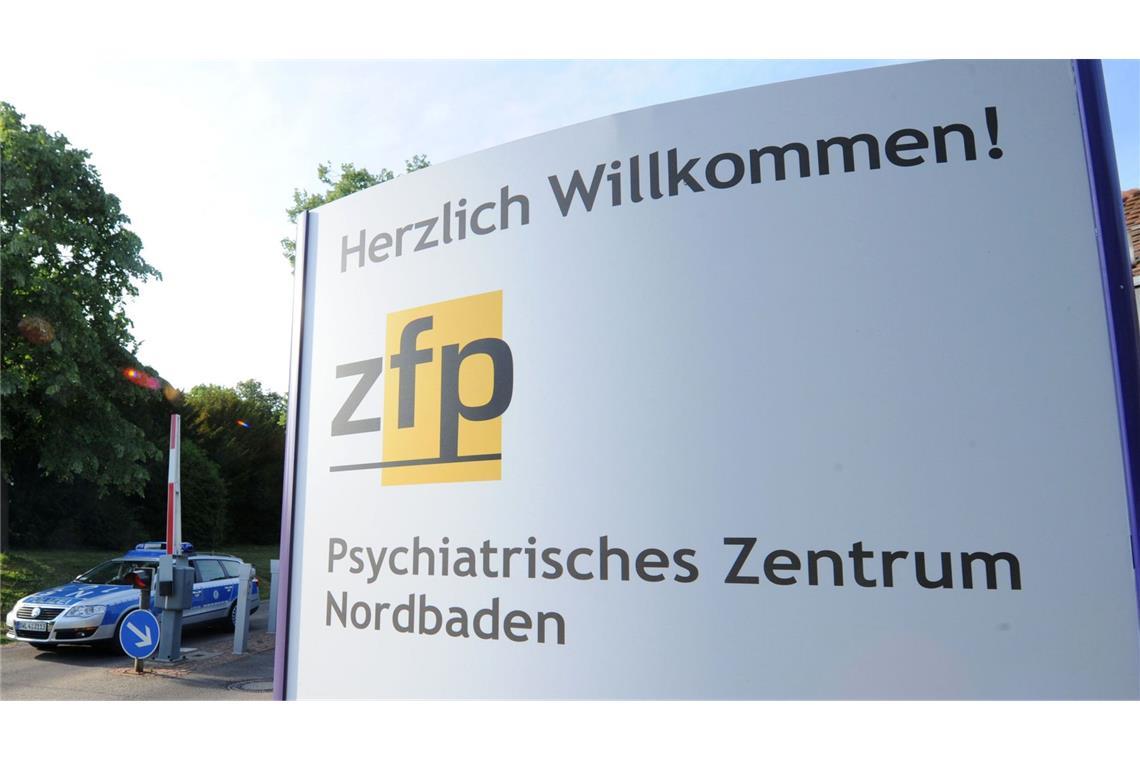 Ein Schild steht am Eingang zum Psychiatrischen Zentrum Nordbaden in Wiesloch (Archivbild).