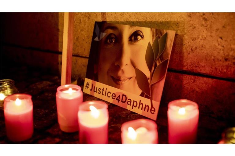 Ein Schild vor der maltesischen Botschaft erinnert  an die  ermordete maltesische Investigativjournalistin Daphne Caruana Galizia (Archivfoto).