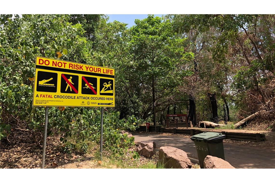 Krokodil gegen Mensch in Indonesien Ein Schild warnt im tropischen Norden von Australien vor Krokodilen. (Archivbild)
