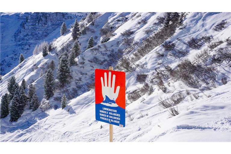 Ein Schild warnt vor Lawinengefahr. (Archivbild)