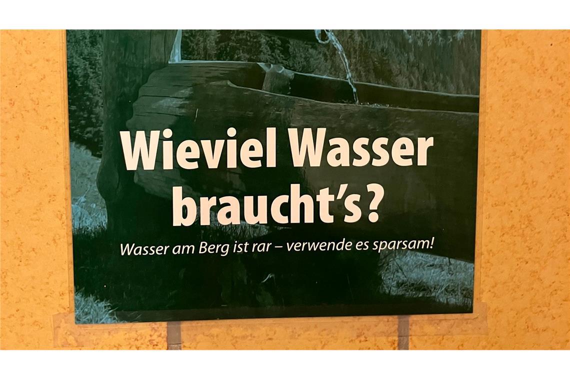 Klimakrise am Berg: Würmer fürs Hütten-Klo und Einfachheit Ein Schild weist auf den Wassermangel in der Hütte hin