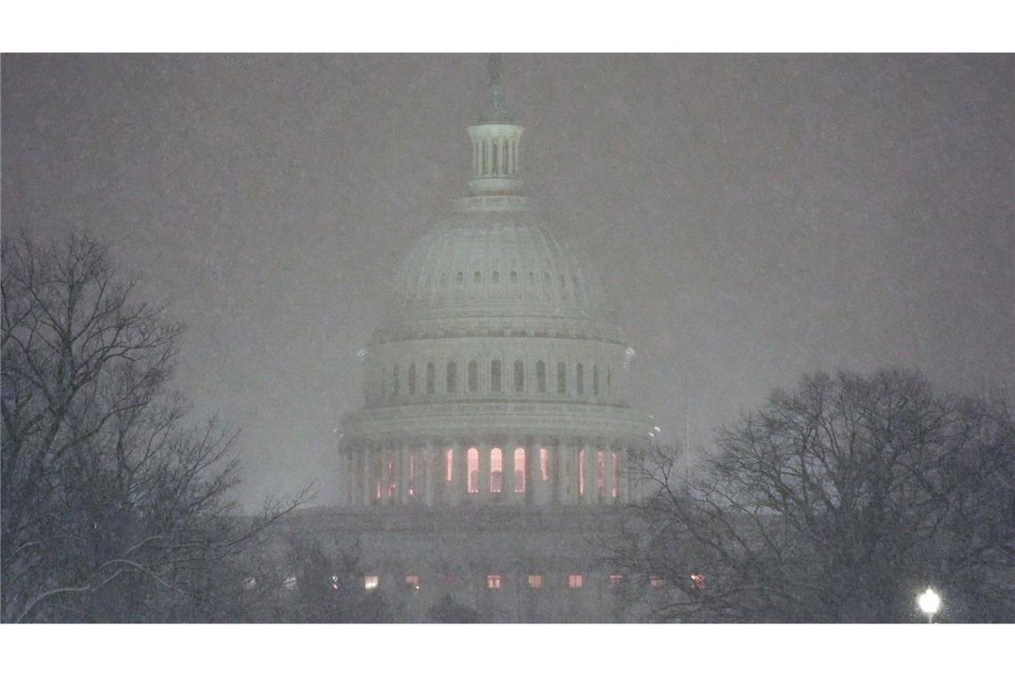 Kongress bestätigt Trumps Sieg bei Präsidentenwahl offiziell Ein Schneesturm hatte die US-Hauptstadt und das Kapitol über Nacht in Weiß gehüllt.