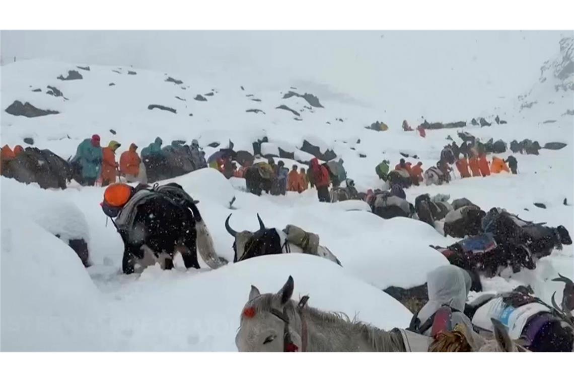 Hunderte Wanderer am Mount Everest aus Schneesturm gerettet Ein Schneesturm war über das Gebiet hinweggezogen.