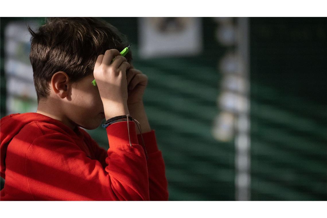 Was Schülern in Deutschland Angst macht Ein Schüler einer vierten Klasse der Liebenauschule nimmt in einer Stuttgarter Schule am Unterricht teil.