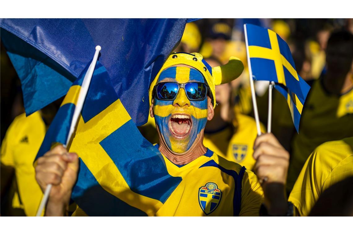 Bilder des Tages Ein schwedischer Fan geht zum Stadion vor dem Viertelfinale Schweden gegen England bei der EM in der Schweiz.