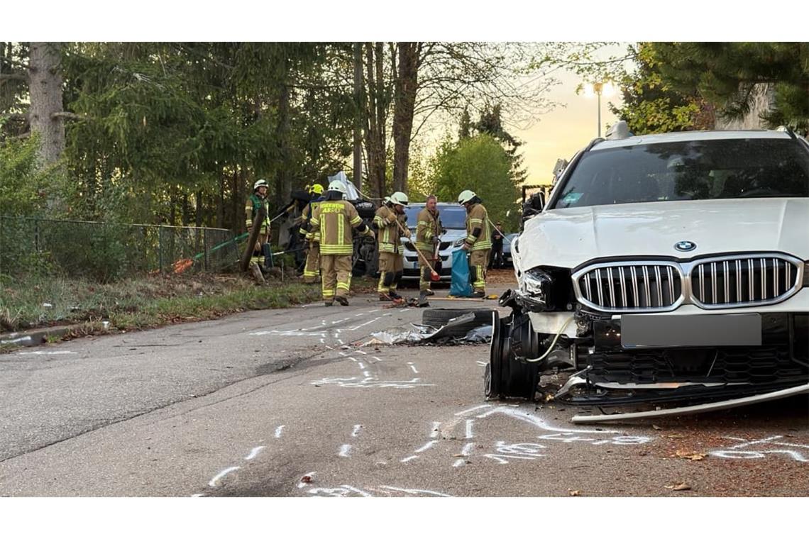 Ein schwerer Verkehrsunfall hat am Mittwochnachmittag einen umfangreichen Einsatz ausgelöst – zwei Personen wurden verletzt, eine starb.
