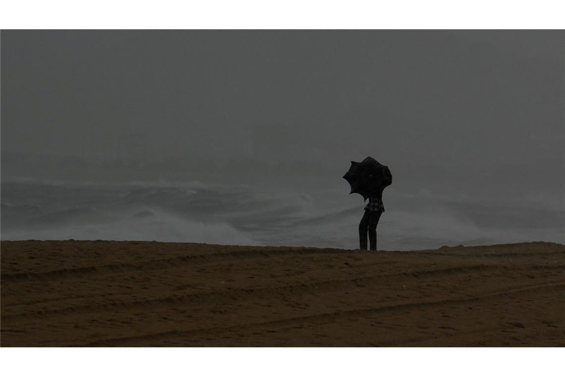 Zyklon trifft auf Indiens Küste – 100.000 Menschen evakuiert Ein schwerer Zyklon hält vor seinem Auftreffen auf Land Menschen und Behörden an Indiens Ostküste im Golf von Bengalen in Atem.