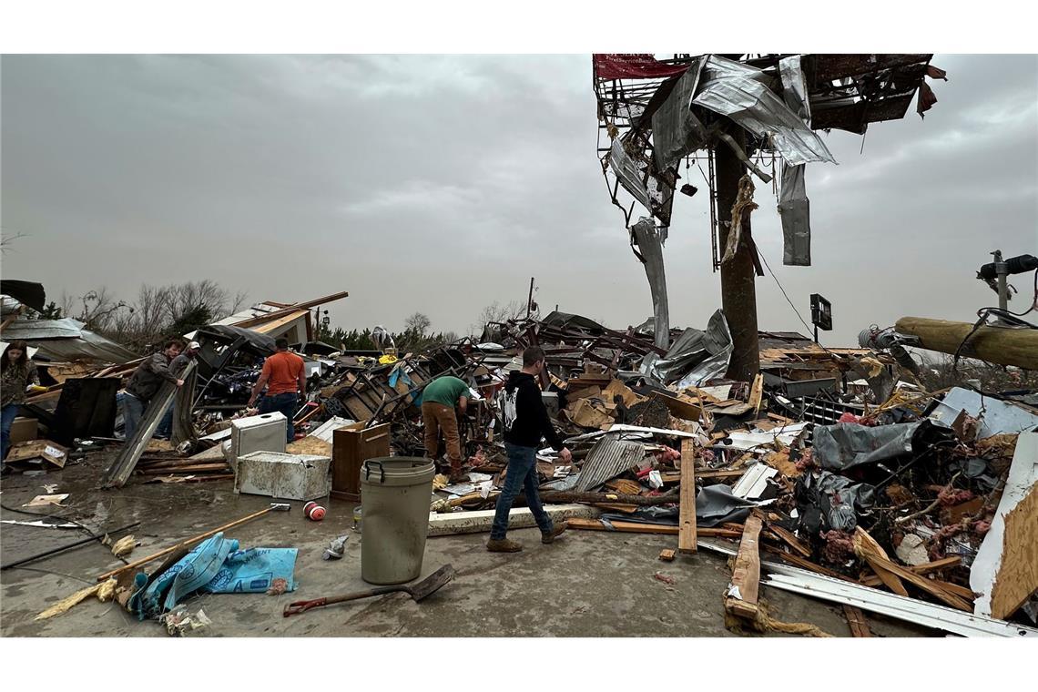 18 Tote bei Stürmen und Tornados in den USA - neue Warnung Ein schweres Unwetter hinterlässt im Ort Cave City in Arkansas Trümmer.