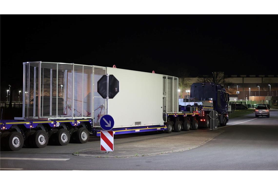 Ein Schwertransporter mit einem Castor-Behälter kommt im Zwischenlager Ahaus im Münsterland an.