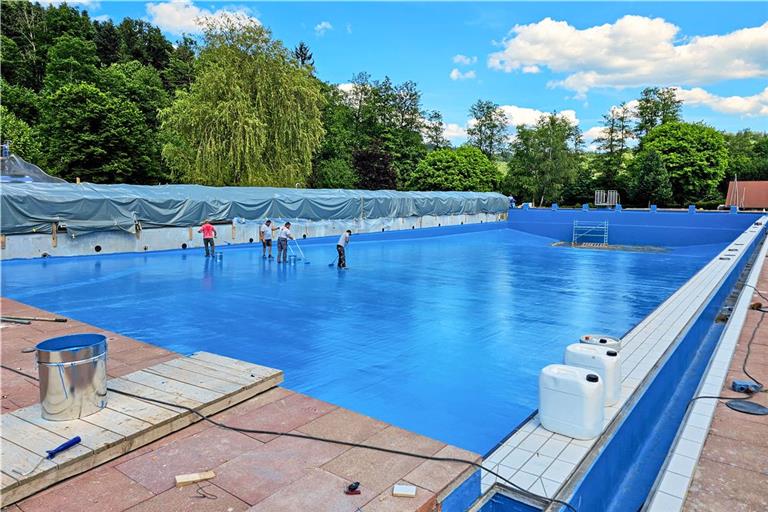 Ein seltener Anblick: Endlich können die Arbeiten am großen Becken im Murrhardter Freibad weitergehen. Fotos: Stefan Bossow