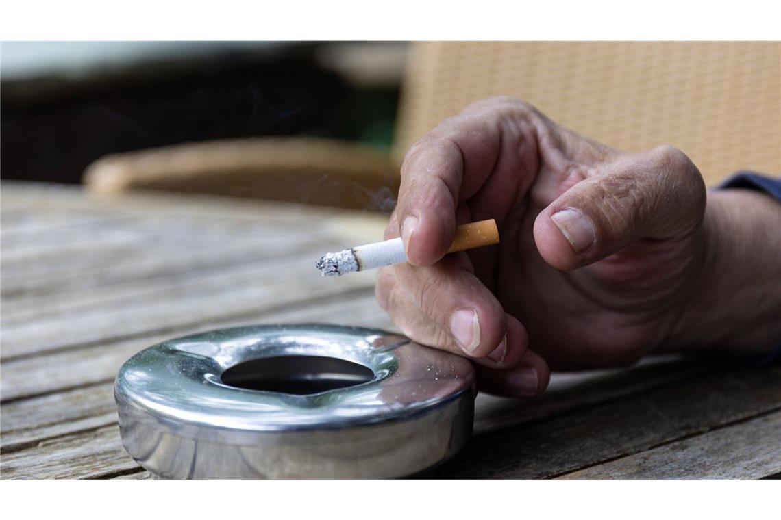 Zunehmender Rauchverzicht: Weniger Patienten mit Lungenkrankheit COPD Ein seltener gewordenes Bild: Zunehmend verzichten Menschen in Deutschland auf das Rauchen. (Symbolbild)