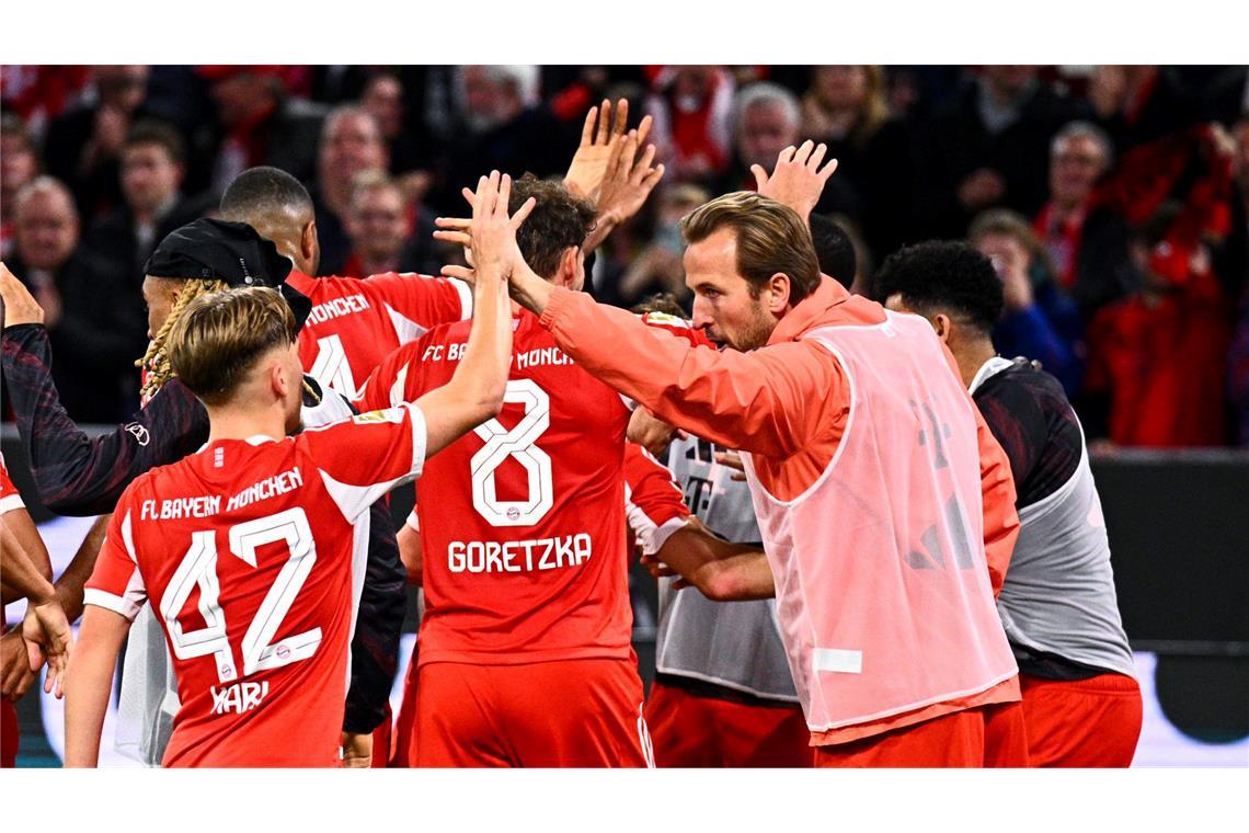 Ein seltenes Bild: Harry Kane im Reservisten-Shirt beim Münchner Torjubel.