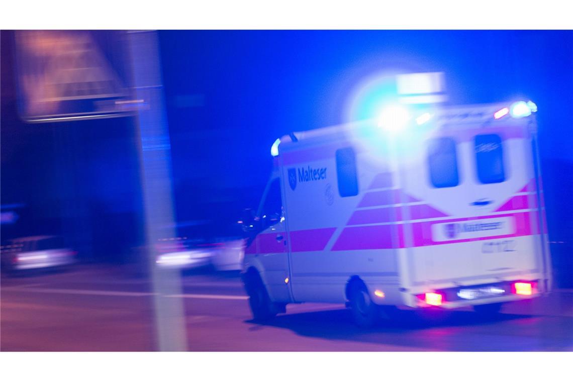 Verletzter Mann droht Sanitätern mit Schusswaffen Ein Senior in lebensbedrohlicher medizinischer Lage hat in Neu-Ulm Einsatzkräften des Rettungsdienstes bedroht. (Symbolbild)