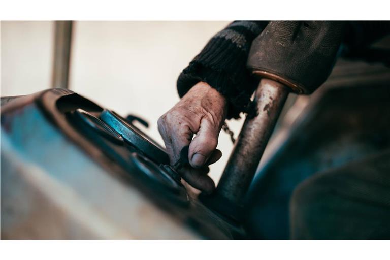 Ein Senior ist von seinem Traktor überrollt worden (Symbolfoto).
