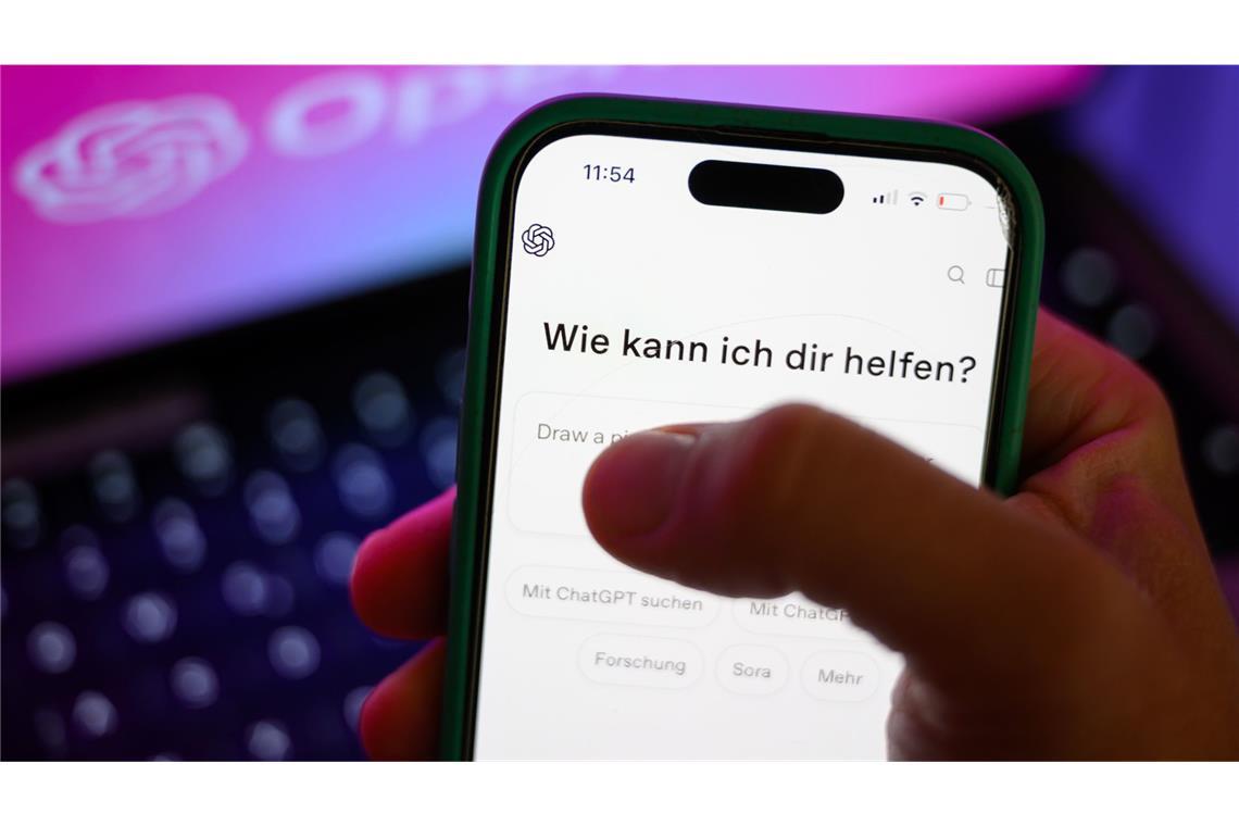 OpenAI kündigt Kindersicherung für ChatGPT an Ein Smartphone mit dem KI-Chatbot ChatGPT ist vor dem Logo des US-Softwareunternehmens OpenAI zu sehen. Das KI-Unternehmen hat eine Kindersicherung angekündigt (Symbolfoto).