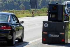 Ein sogenannter Enforcement-Trailer wie auf dem Symbolfoto ist von Unbekannten beschädigt worden. Foto: Alexander Becher