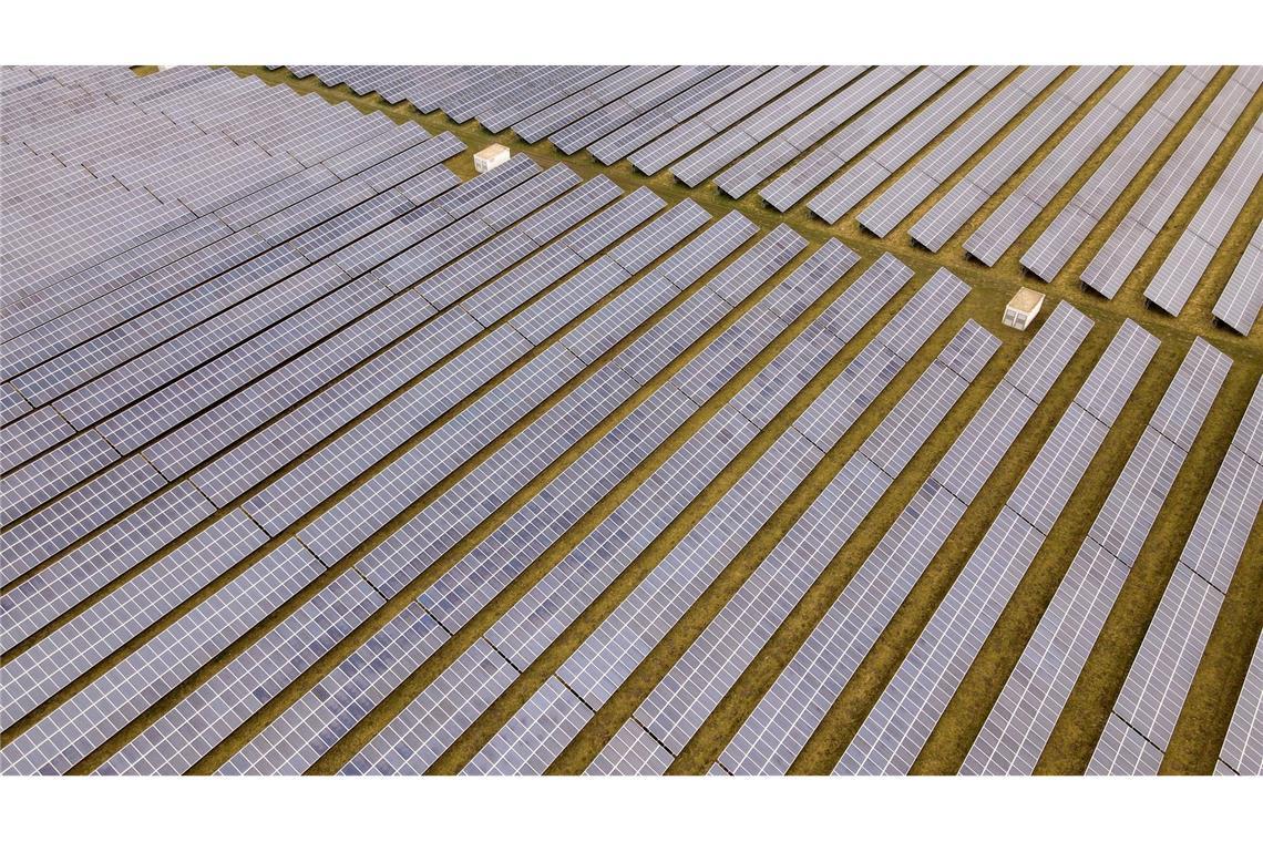 Baywa-Rettung wird länger dauern als geplant Ein Solarpark der BayWa r.e. in Mecklenburg-Vorpommern am Ostseeflughafen Barth. Die Baywa-Muttergesellschaft verkauft notgedrungen ihre Beteiligung an dem Ökostromunternehmen an den Schweizer Partner E.I.P.