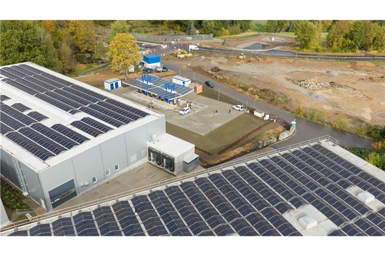 Ein Solarpark in Sachsen, der dem Laden von Elektroautos dient. (Archivbild)