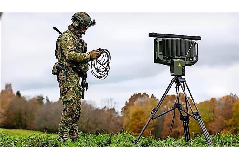 Ein Soldat baut ein Bodenradar auf, das bei Thales Deutschland in Ditzingen hergestellt wurde.