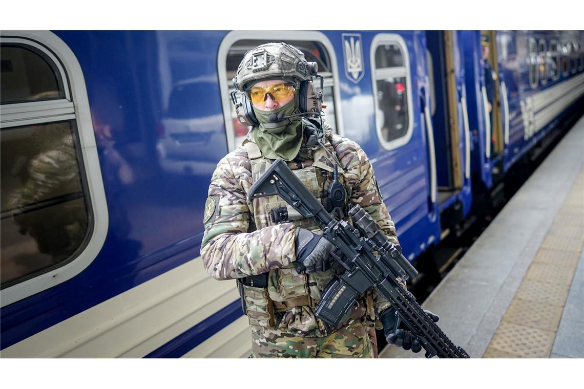 Ukraine und Europäer pochen auf Feuerpause vor Verhandlungen Ein Soldat bewacht den Sonderzug, der Bundeskanzler Merz aus Kiew zurück nach Polen brachte.