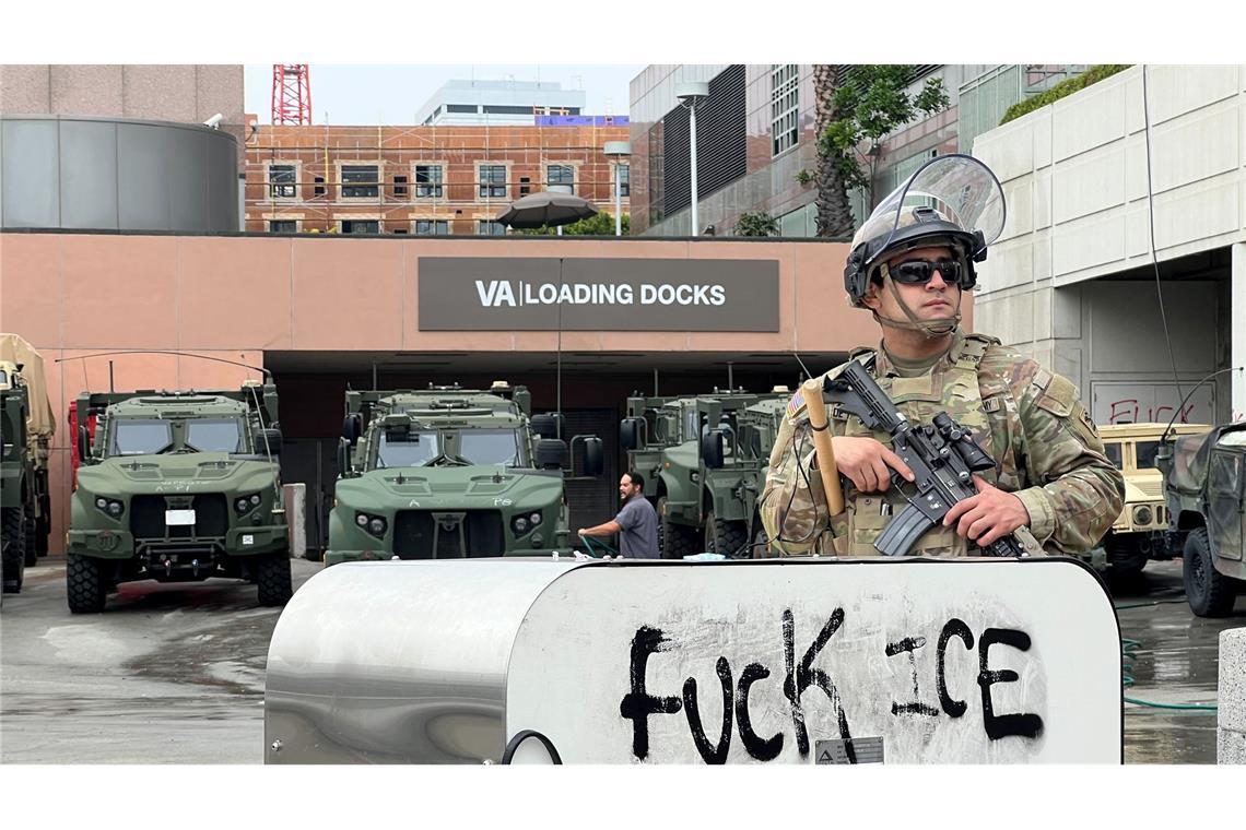 Bilder des Tages Ein Soldat der kalifornischen Nationalgarde steht hinter einem Aufbau, auf dem jemand mit dem Schriftzug "Fuck ICE" seine Meinung zur US-Einwanderungsbehörde kundgetan hat.