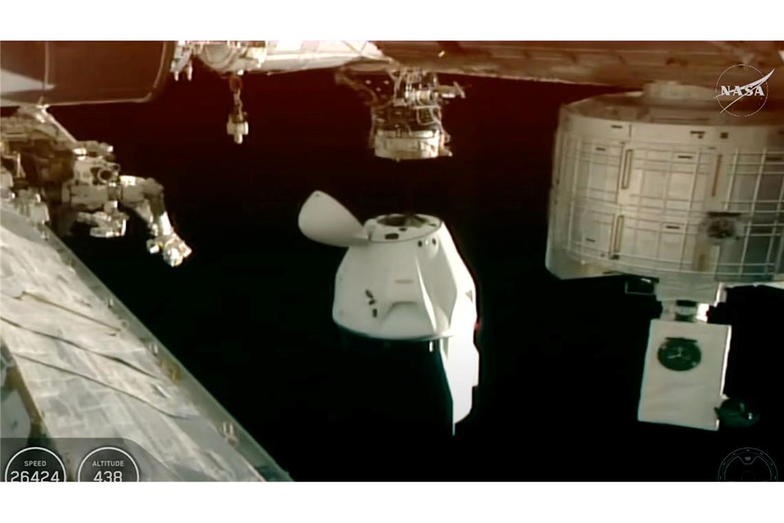 Ein SpaceX Dragon dockt mit vier NASA Crew-11-Mitgliedern an Bord von der Internationalen Raumstation ISS ab.