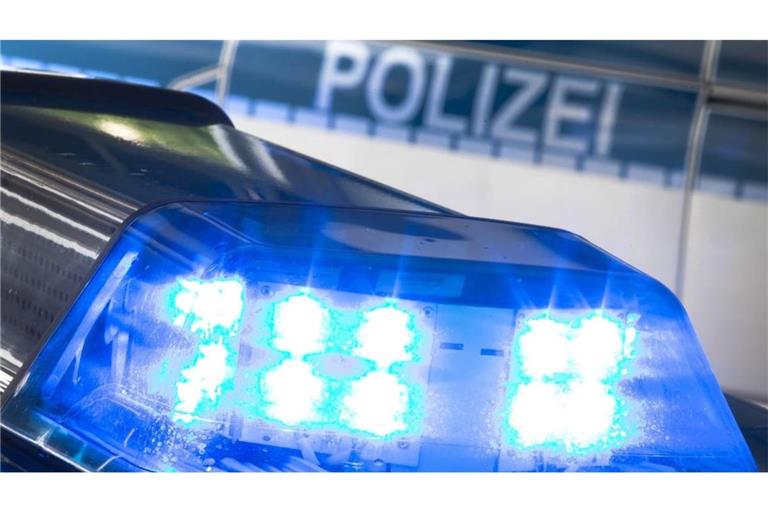 Ein Spaziergänger hat auf einem Waldweg einen toten Radfahrer gefunden.