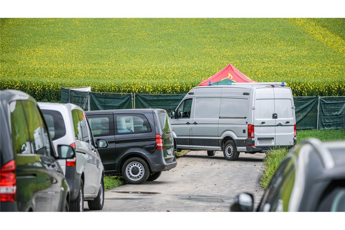 Ein Spaziergänger hatte die Leiche am Morgen auf einem Feldweg in einem landwirtschaftlichen Gebiet zwischen den Teilorten Fürfeld und Bonfeld in Bad Rappenau entdeckt.