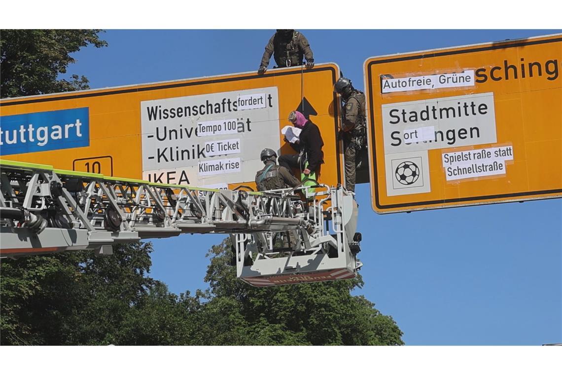 Gericht: Geldstrafen für zwei Klimaaktivisten Ein Spezialeinsatzkommando der Polizei hatte die Klimaaktivisten damals von einem Verkehrsschild an der Adenauerbrücke in Ulm geholt.