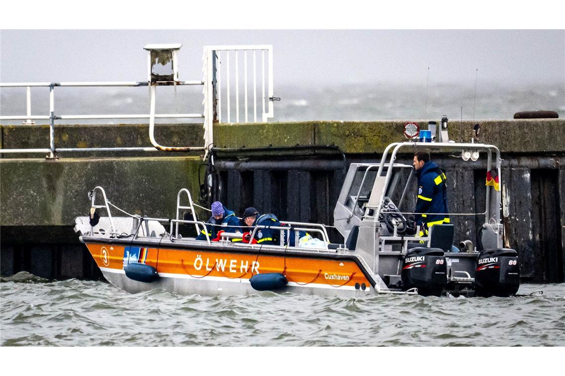 Ein spezielles Ölschiff ist im Einsatz.